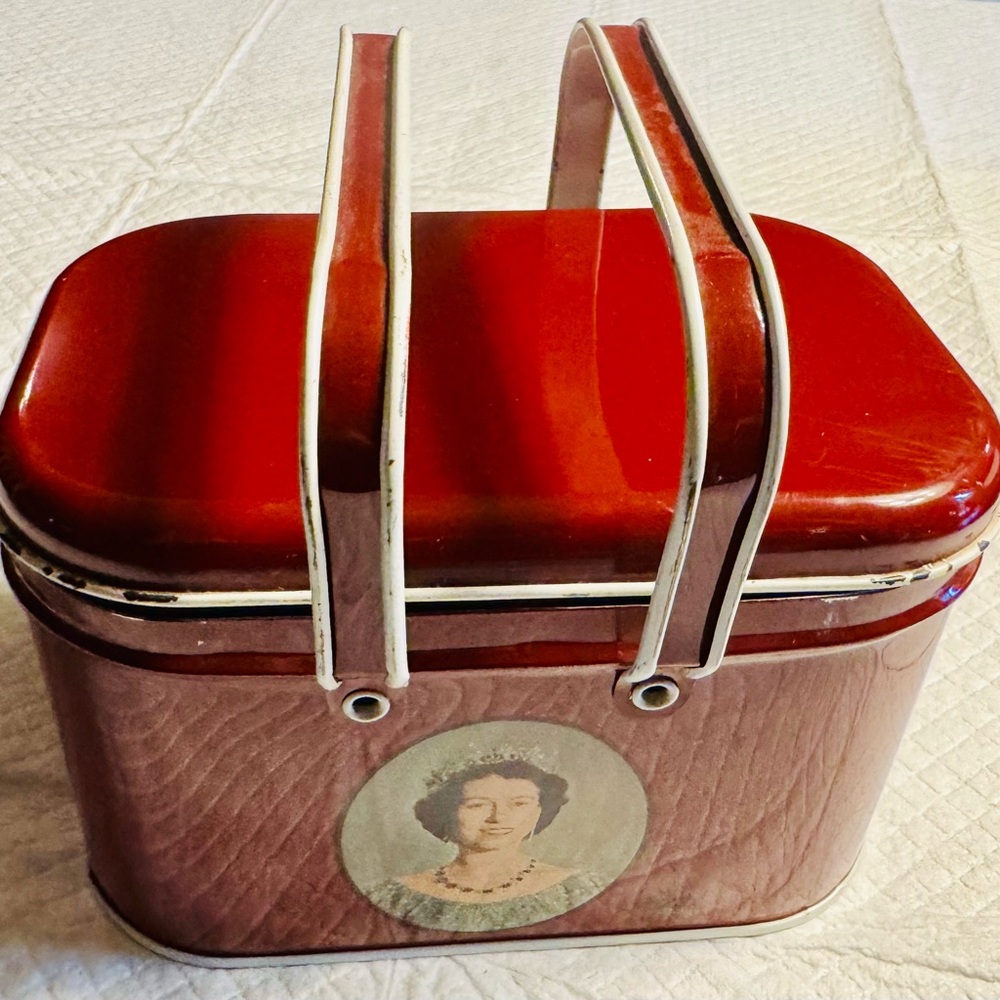 1953 Queen Elizabeth Coronation metal lunch box, excellent condition, very rare.